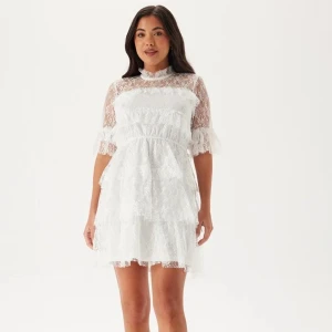 Lace dress från bubbelroom - Charmig vit spetsklänning med volanger och korta ärmar. Perfekt till student, skolavslutning eller liknande. Använd 2 gånger så i mycket bra skick. Nypris 699. Hör av er vid frågor och funderingar!🩷