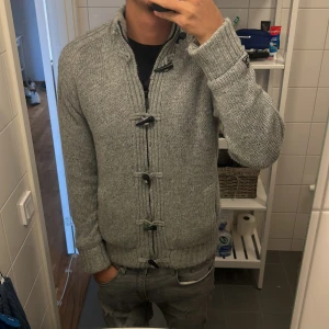 Fodrad cardigan  - Säljer denna sjukt snygga stickade cardiganen med fodrad insida i storlek M. 