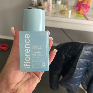 Florence by Mills Spotlight Toner - Florence by Mills Spotlight Toner Series, Episode 4: Soak It In. En återfuktande toner med jojoba, baobab och vattenmelonfröolja. Skyddar mot blått ljus och är alkoholfri. Perfekt för att ge huden en fräsch känsla.