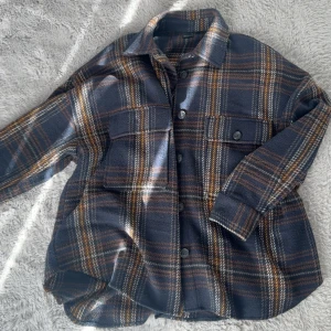 Skjorta - Skjorta, overshirt/ skjortjacka. Väldigt fin från Gina i strl S