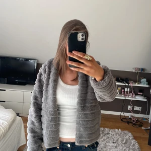 Grå pälsjacka från Pomp de Lux - Säljer en supermjuk och fluffig grå pälsjacka från Pomp de Lux. Jackan har en dragkedja framtill och långa ärmar. Använd lite när jag var liten men passar fortfarande. Säljer då för den aldrig kommer till användning (den är i storlek 164 men skulle Själv säga xs/s)🥰