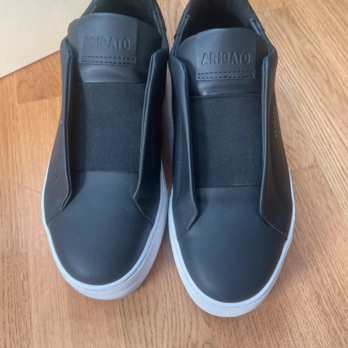 Svarta sneakers från Axel Arigato - 2