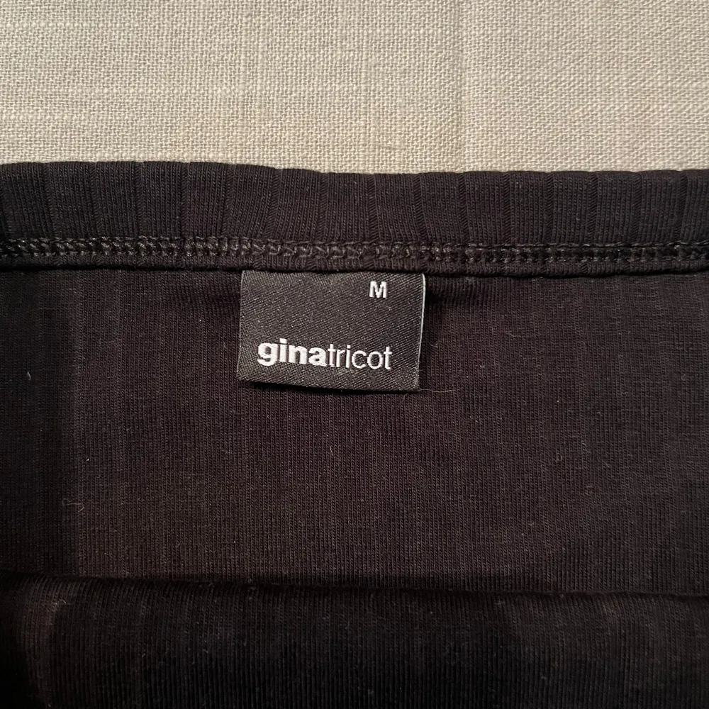 Snygg svart ribbad linnetopp från Gina Tricot. Har enbart använt den 1 gång. Yläosat.