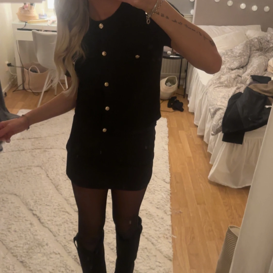 Svart kortklänning med knappar - 1