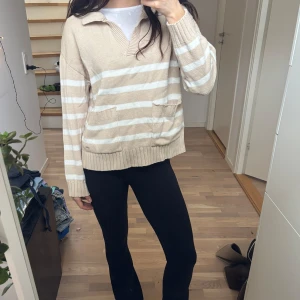 Randig beige stickad tröja - Köpt på Lindex, använd kanske 3-4 gånger. Så mjuk och söt stickad tröja, perfekt inför sommaren