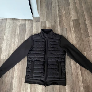 Dressman Cardigan - En väldigt fin och felfri cardigan jacka från Dressman i storlek S. Perfekt för dig som behöver en ny jacka inför den kommande hösten! Den är använd bara ett fåtal gånger då den inte riktigt passar mig. Jackan är i nyskick, inga skador alls. Nypris: 1700kr