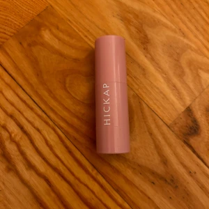 Highlighter Stick - Sandy Glow - säljet denna fina highligter från Hickap endast använd 1 gång❤️ ord 229kr mitt pris 100kr me frakt❤️vid snabb affär kan jag gå lägre pris❤️