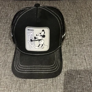 Svart capslab keps med Mickey Mouse-motiv.  - Nästan aldrig använd. Skön keps att ha på sig. 