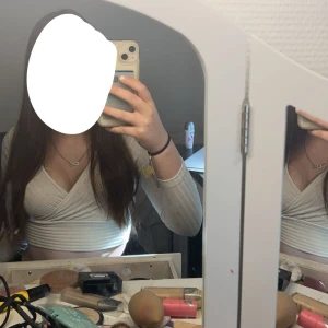 Vit omlottopp - Säljer en stilren vit topp från shein💗 för liten för mig och använder inte längre💗Skriv privat för bättre bilder