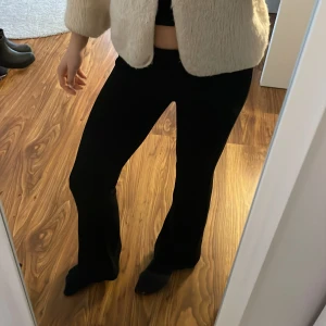 Svarta byxor från Only - Snygga svarta byxor från Only i storlek XS. Byxorna är lite noppriga, se bild 💗 