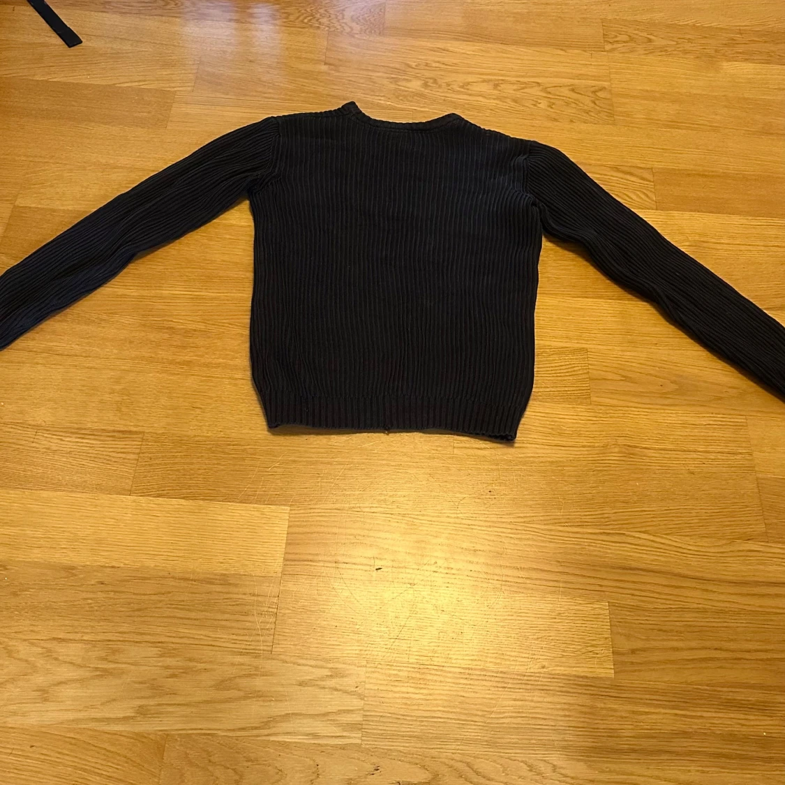 Mörkblå stickad tröja från Lyle & Scott - 2