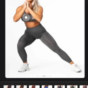 Grå leggings från Relode - Populära prime scrunch tights från Relode i färgen granit. Hög midja och tight passform. Lite större i storlek så passar även en S. Sparsamt använda och i bra skick. Upplever att färgen drar lite åt det gröna hållet. 🥰