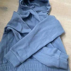 Blå hoodie från XOXO Friends - Säljer en snygg blå hoodie från XOXO Friends. Den har en bekväm passform med långa ärmar och en klassisk huva. Perfekt för en avslappnad stil. 🌀