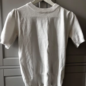 Tröja - Jag säljer min fina tröja! Den har inga defekter och används ett par gånger❤️ den sitter som xs/s