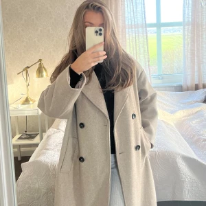 Beige kappa från Zara - Snygg kappa från Zara som ej kommer till användning längre! Storlek M ❤️