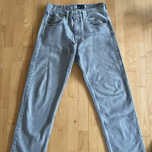Grå jeans från Levi's SilverTab - Säljer ett par grå Levi's SilverTab jeans i loose fit. De har en klassisk femficksdesign och är tillverkade i 100% bomull. Perfekta för en avslappnad stil. Storlek w31 l32