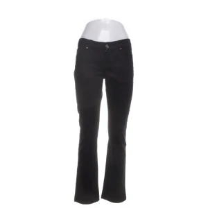 Svarta bootcut jeans från ONLY - Snygga svarta bootcut jeans från ONLY. De har en klassisk femficksdesign och en knappgylf. Perfekta för en stilren look.