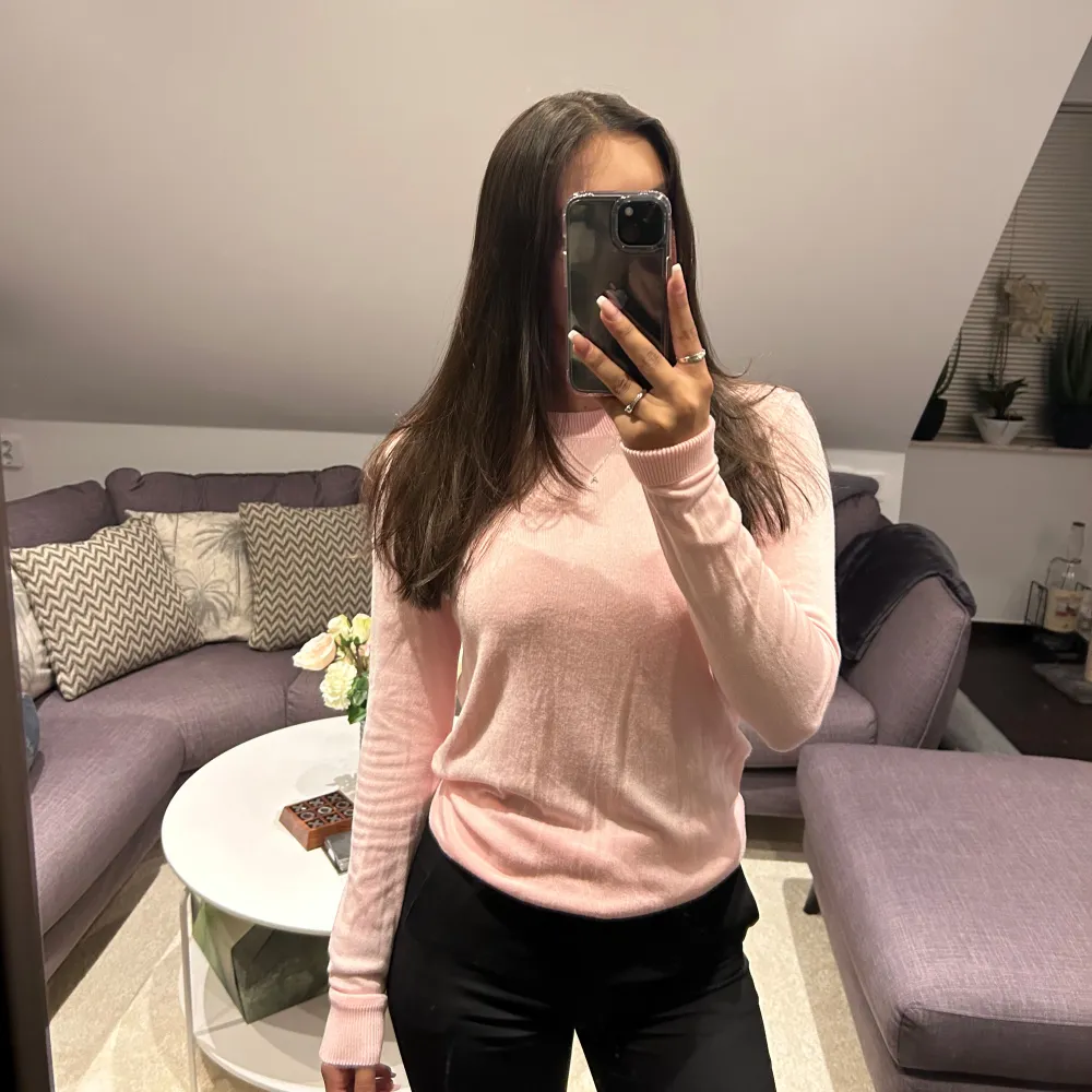 Säljer en rosa långärmad tröja i storlek M. Köparen står för frakten!💗. Neuletakit & Villapaidat.