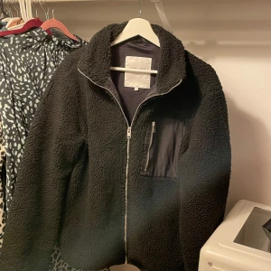 Jack&Jones TEDDY jackan  -  svart teddyjacka från Jack & Jones med dragkedja och en bröstficka. Köpt denna vintern men säljer för den är alldeles för stor, den är i nyskick, vid frågor skicka pm, storlek M men passar L 