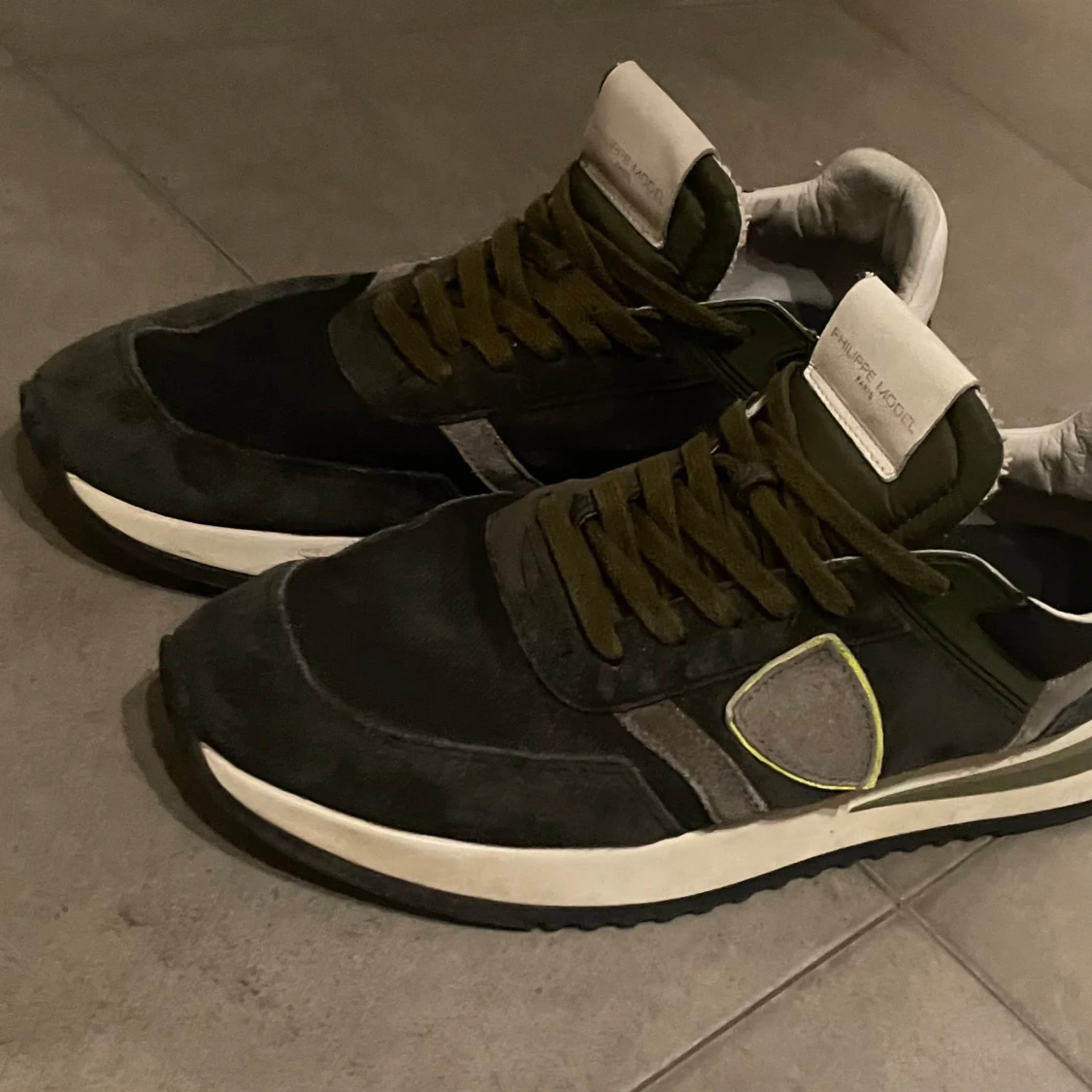 PHILIPPE MODEL TRAINERS - 1