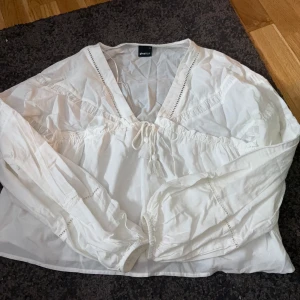Vit blus från Gina tricot  - Säljer en vit blus med fina detaljer. Använd 1 gång men är nu för liten. Kan stryka den innan den skickas. Pris kan diskuteras💗