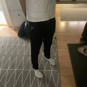 Replay anbass jeans - Säljer ett par feta replay anbass jeans dom har en liten skada men den syns inte det är på baksidan på fickan.