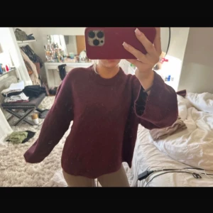 Vinröd stickad tröja - Mysig vinröd stickad tröja med långa ärmar och en avslappnad passform. Perfekt för kyligare dagar och att mysa i hemma. Endast använd två gånger! Och helt slutsåld ( inte mina bilder) 