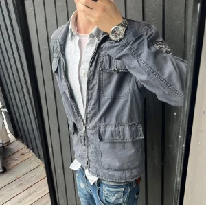 Grå jacka från Polo Ralph lauren - Tja! Säljer nu denna snygga jeans jacka från polo Ralph lauren, jackan är i ljus grå färg o storlek L men sitter verkligen som medium. Den är lite för kort för mig som är 185 så skulle rekommendera för någon kortare! Fortfarande riktigt stilren och perfekt för våren och sommaren!!! Om ni har ytligare frågor är det bara o höra av sig!