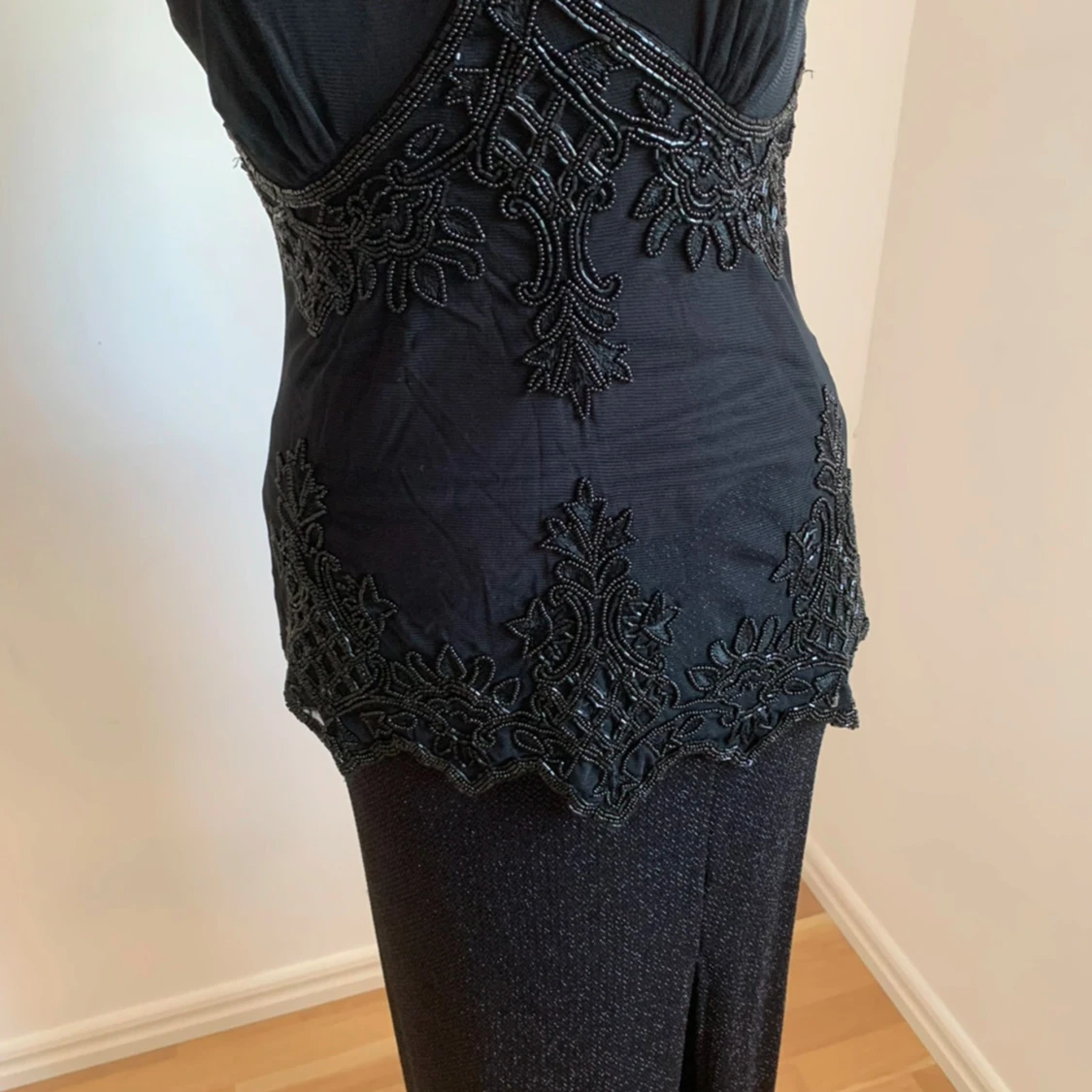 Svart långklänning med pärldetaljer - 1