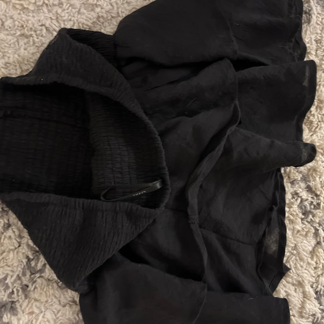 Svart kortkjol med volang - 1