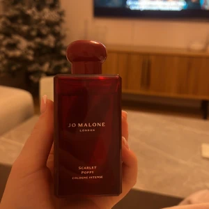 Scarlet Poppy Cologne Intense från Jo Malone - De vilda stäpparna i sydvästra Asien täckta av de extravaganta blommorna från stora röda vallmoblommor. Deras överdåd förstärks av sammetslen iris och den söta dekadensen hos tonkabönan. Häpnadsväckande och elegant. (Kicks) 
