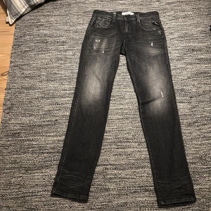 Svarta jeans från Replay - Tja säljer mina svarta jeans från Replay i modellen Anbass  slim fit. De är helt nya endast provade! Tags kvitto osv med kommer och påse från replay! Ny pris: 1899kr | Mitt pris: 999kr kom dm för fler bilder eller frågor!
