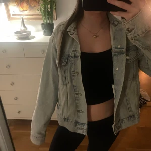 Ljusblå jeansjacka - Supersnygg ljusblå jeans jacka från HM som är perfekt till sena sommarkvällar och våren. Den är väldigt snygg och är en favorit men tyvärr för liten! 