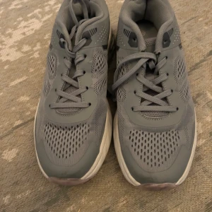 Grå sneakers från Endurance - Säljer ett par grå sneakers från Endurance i storlek 38. 