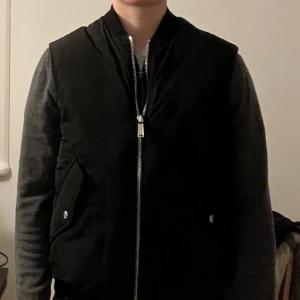 Svart väst från Dsquared2 - Snygg svart väst från Dsquared2. Helt oanvänd med prislapp kvar i storlek 48. Nypris 8000kr men säljes sendast för 1700kr! 