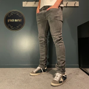 Tiger Of Sweden jeans   - Ett par ToS jeans i en fet grå färg| jeansen är i grymt skick, inga defekter 9,5/10 | size 31/34 modell ”Pistolero” som sitter för litet på mig, jag är 181cm 70kg | nypris 1600, priset är inte hugget i sten!