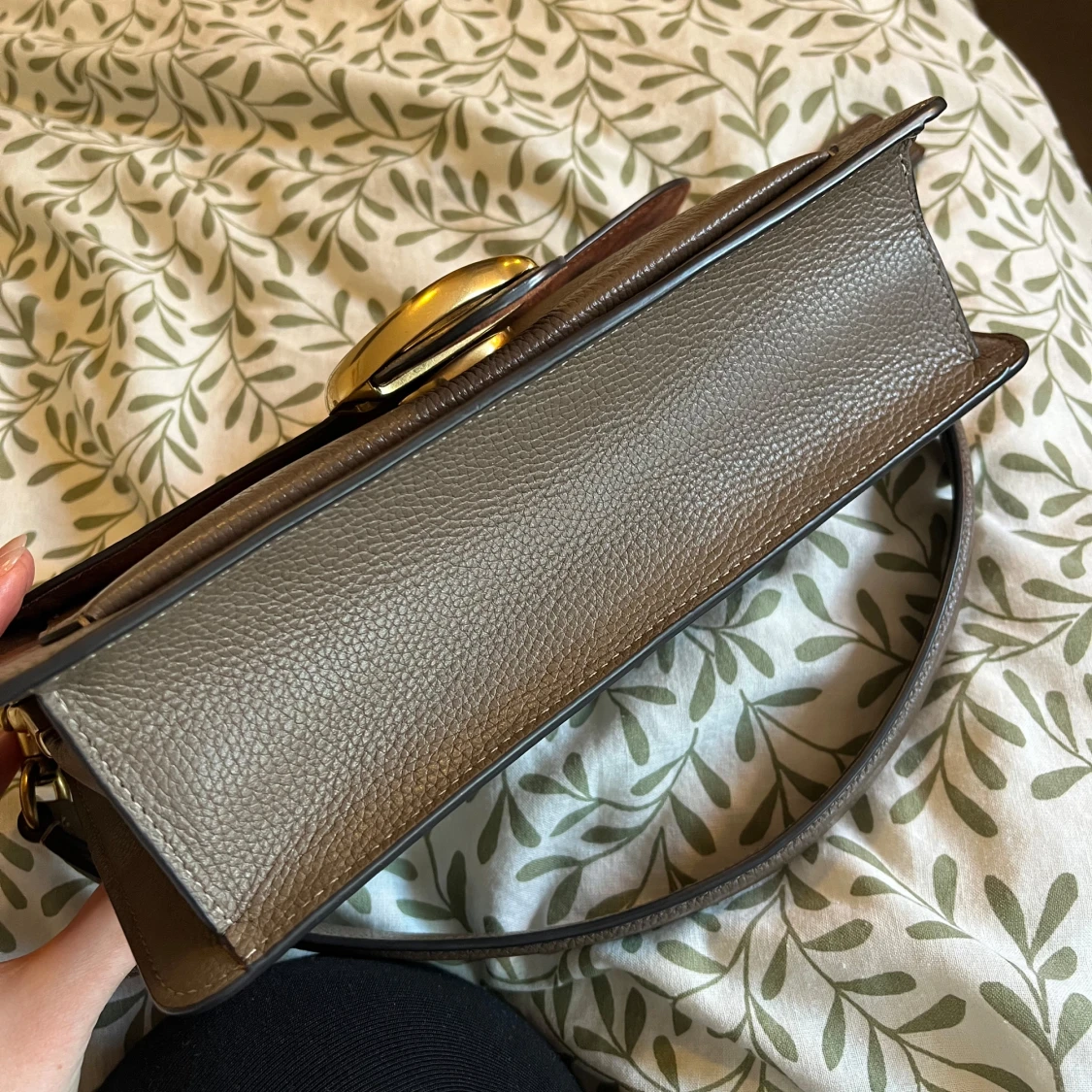 Brun axelväska i skinn med gulddetaljer - 2