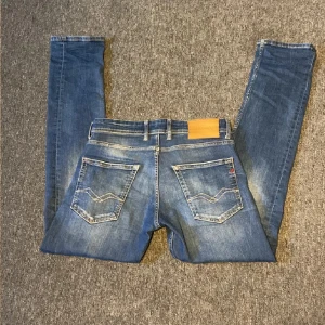  Replay jeans  - Snygga blå jeans från Replay, modell Grover. De har en klassisk femficksdesign med en lätt slitning för en trendig look. Perfekta för en avslappnad stil. Skick 8/10 och nypris 1500kr. Säljer endast dessa jeans för 599kr så passa på nu! Bara skriva ifall ni har några funderingar.