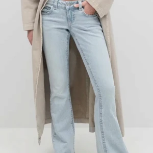 Lågmidjade ljusblåa bootcut jeans - Snygga ljusblå bootcut jeans med låg midja från Ginatricot. Använda endast en gång så i jätte bra skick, storlek EU40. Köpta för 500kr
