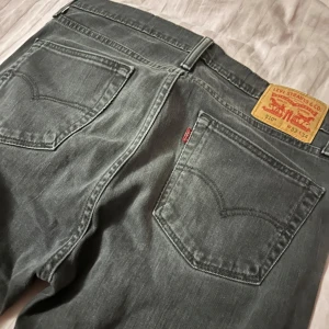 Levis 510 Straight - Levis jeans i modellen 510, står w33 L34 men passar mer som w31 L32 enligt mig. Inga defekter förutom lite distressing på knäet och fading på båda knäna, men enligt mig blir de snyggare så 😉
