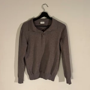 John Henric tröja - John Henric tröja i 100% Merino ull. Tröjan har ett litet hål på ryggen som är enkelt att sy ihop. Storlek M men sitter liten så mer som S