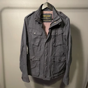 Woolrich field jacket - Riktigt snygg field jacket från Woolrich. Bra skick, inga defekter. Storlek XS men passar även S, modellen är 179. Hör av dig vid minsta fundering(35)