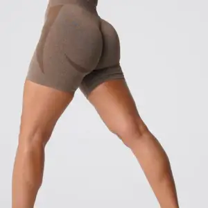 Snygga bruna shorts från NVGTN med hög midja och tight passform. Perfekta för träning med en stilren design och bekvämt material som formar sig efter kroppen.