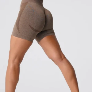 Bruna shorts från NVGTN - Snygga bruna shorts från NVGTN med hög midja och tight passform. Perfekta för träning med en stilren design och bekvämt material som formar sig efter kroppen.