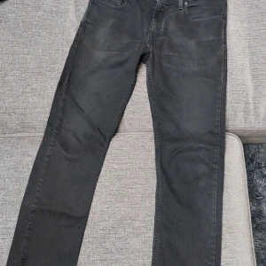 Svarta Levi's 511 jeans - Svarta Levi's 511 jeans med en klassisk passform. Storlek 30 x 30.