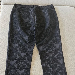 Svarta gothbyxor - Vintage plagg ! Gothic byxor !  Aldrig använd!Innerbensmått 80 cm Ytterbensmått 108 cm Midjemått 40*2 