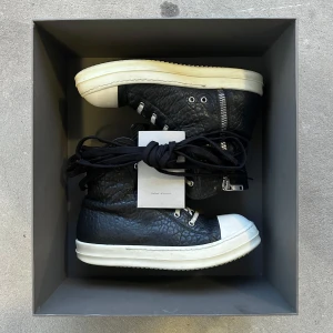 Rick Owens Mainline Ramones - Äkta- finns ej reps i detta lädret, storlek 41 men passar 42-43 om du har smala fötter. SS22-FOGACHINE EUROPE SELECT STORES ONLY, Säljer med box (skadad från tejp lite här och där) extra svart snöre och informations papper.