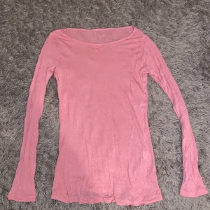 Rosa långärmad topp från Tezenis - Säljer en söt rosa långärmad topp från Tezenis. Perfekt för en avslappnad stil, med en mjuk och bekväm känsla. Toppen har en enkel design som gör den lätt att matcha med olika outfits. Passar bra till både jeans och kjol. 🌸