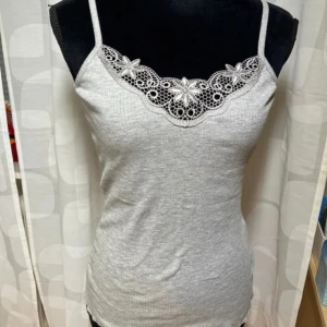 Linne med spets från ONLY - Helt ny, har aldrig kommit till användning, icke provad heller. Super snygg spetsdetalj framme! Lagom stretch. Obs att provdocka har strl XS/S och linnen sitter utmärkt på 👌