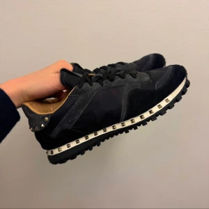 Valentino rockrunners svarta - Skit snygga svarta Valentino rockrunners men en unik design i bra skick. Skorna är storlek 40 men funkar även bra som 41. Perfekt inför kommande säsonger. Kan gå ner i pris vid snabbaffär.
